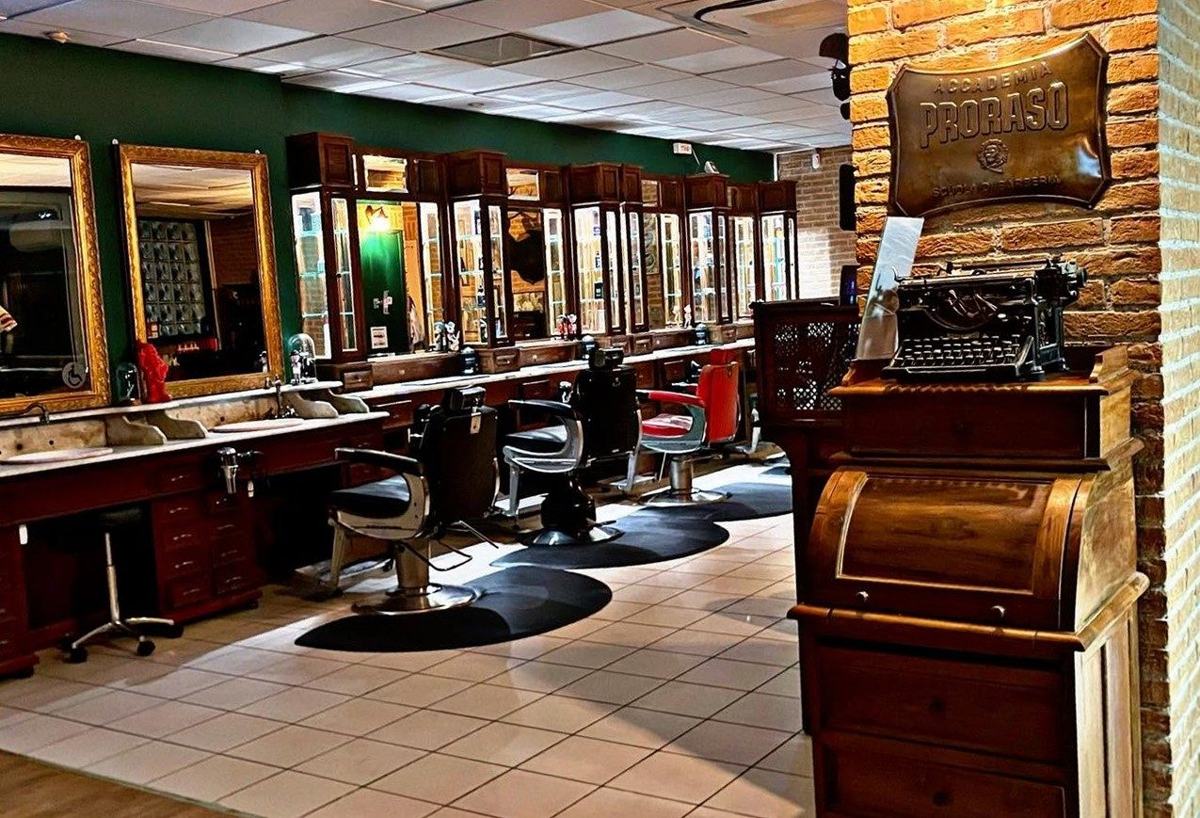 Le salon I Love My Barbe de Boulogne-sur-Mer : miroirs dorés, fauteuils de barbier et mur de briques